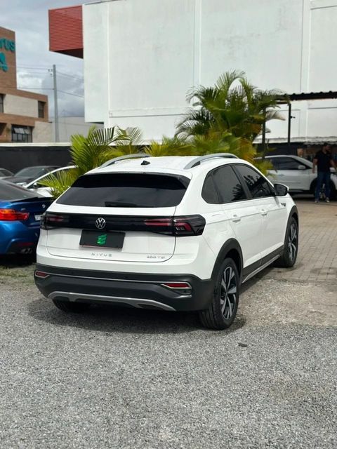 Volkswagen Nivus na cor branca, vista traseira em três quartos (foto 5 de 17)