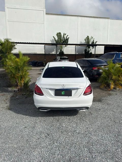 Mercedes-Benz C 180 na cor branca, vista de trás