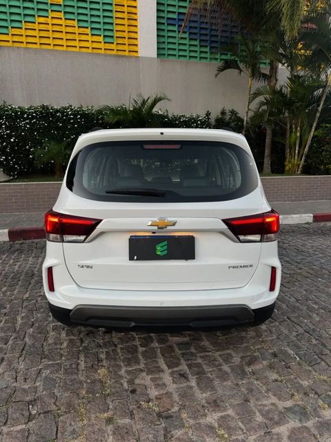 Chevrolet Spin na cor branca, vista de trás