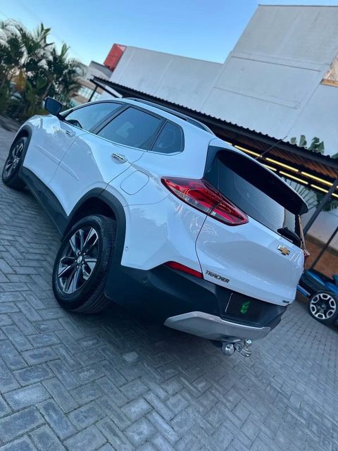 Chevrolet Tracker na cor branca, vista traseira em três quartos (foto 5 de 14)