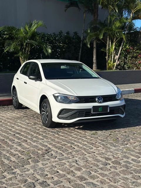 Volkswagen Polo na cor branca, vista dianteira em três quartos (foto 5 de 12)