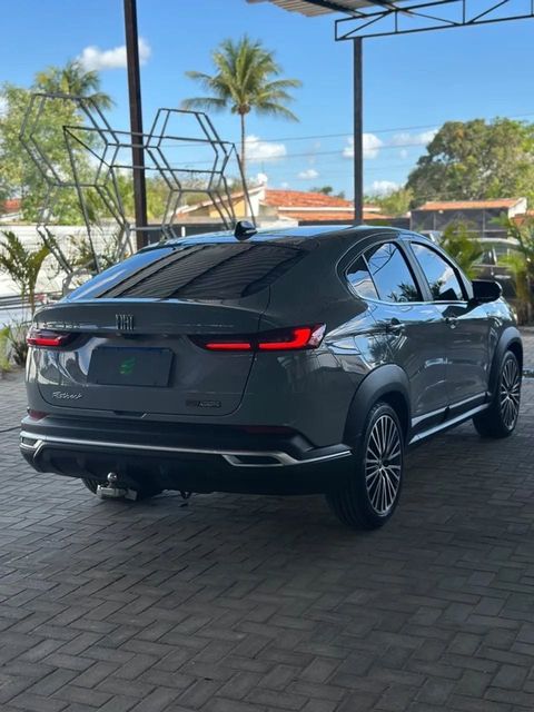 Fiat Fastback na cor cinza, vista traseira em três quartos (foto 5 de 13)
