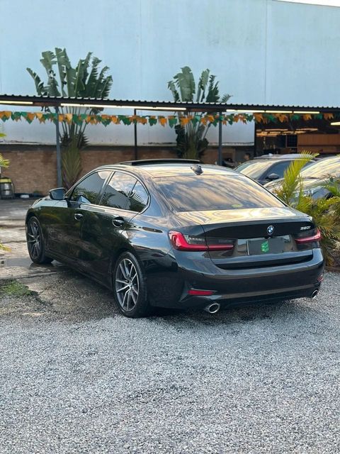 BMW 320i na cor preta, vista traseira em três quartos (foto 5 de 11)