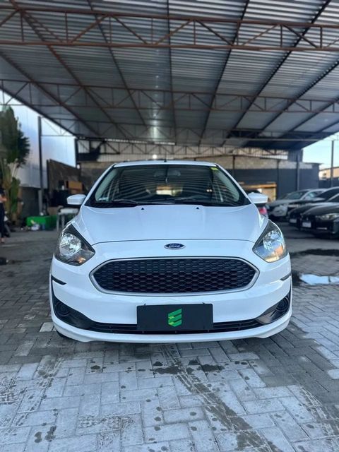 Ford Ka na cor branca, vista de frente