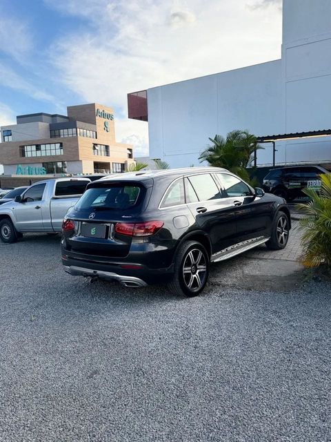 Mercedes-Benz GLC 220d na cor cinza, vista traseira em três quartos (foto 5 de 13)
