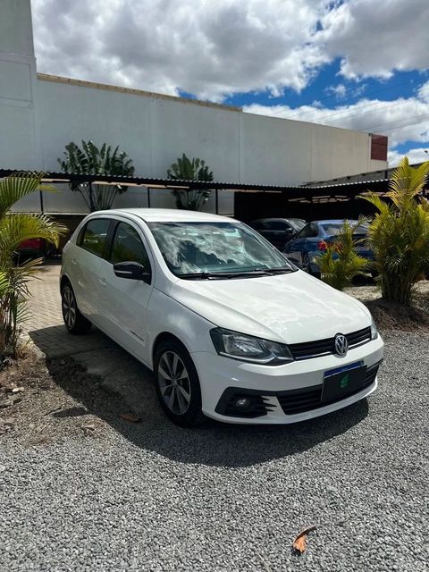 Volkswagen Gol na cor branca, vista dianteira em três quartos (foto 6 de 14)