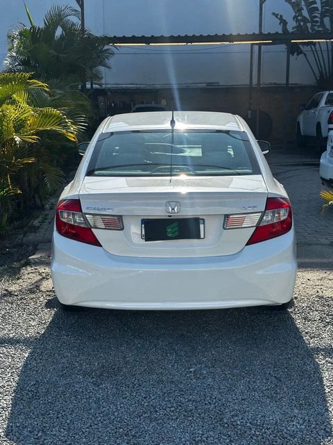 Honda Civic na cor branca, vista de trás