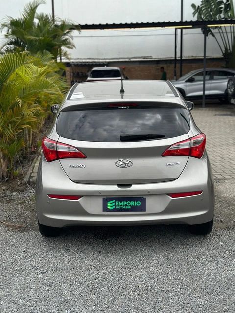 Hyundai HB20 na cor prata, vista de trás