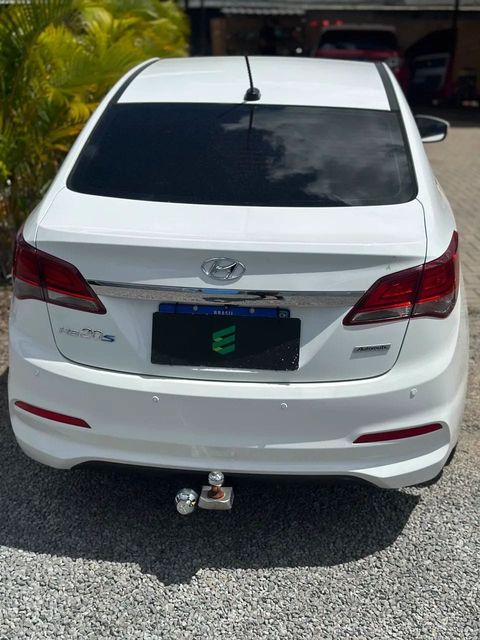 Hyundai HB20S na cor branca, vista de trás