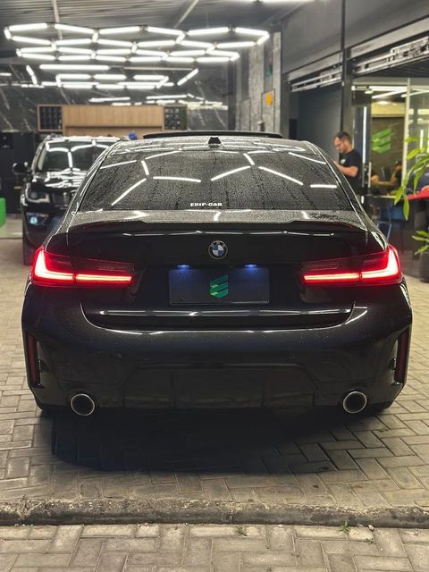 BMW 320i na cor preta, vista de trás (foto 4 de 15)
