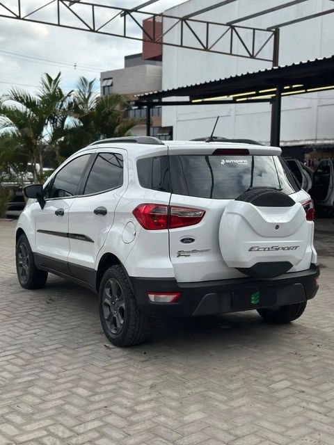 Ford EcoSport na cor branca, vista traseira em três quartos (foto 5 de 14)
