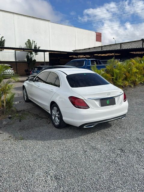 Mercedes-Benz C 180 na cor branca, vista traseira em três quartos (foto 6 de 17)