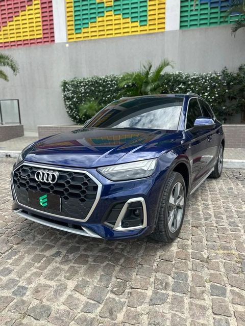 Audi Q5 na cor azul, vista dianteira em três quartos (foto 6 de 15)