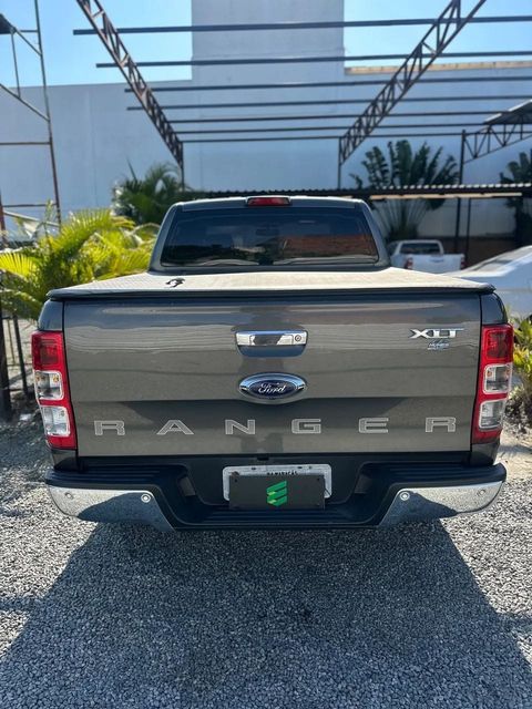Ford Ranger na cor cinza, vista de trás