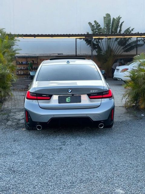 BMW 320i na cor cinza, vista de trás