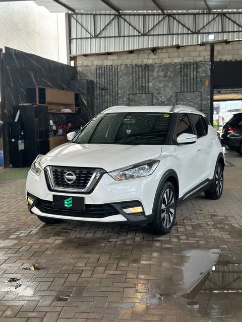 Nissan Kicks na cor branca, vista dianteira em três quartos (foto 6 de 13)