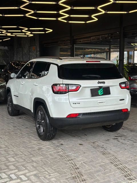 Jeep Compass na cor branca, vista traseira em três quartos (foto 4 de 15)