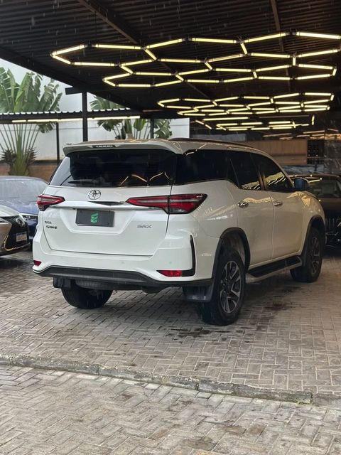 Toyota Hilux SW4 na cor branca, vista traseira em três quartos (foto 6 de 13)