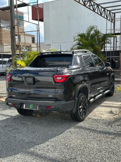 Fiat Toro na cor preta, vista traseira em três quartos (foto 6 de 14)