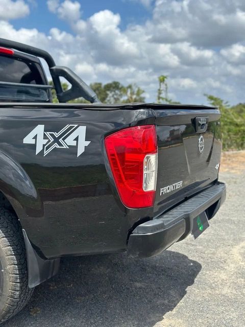 Nissan Frontier, emblema