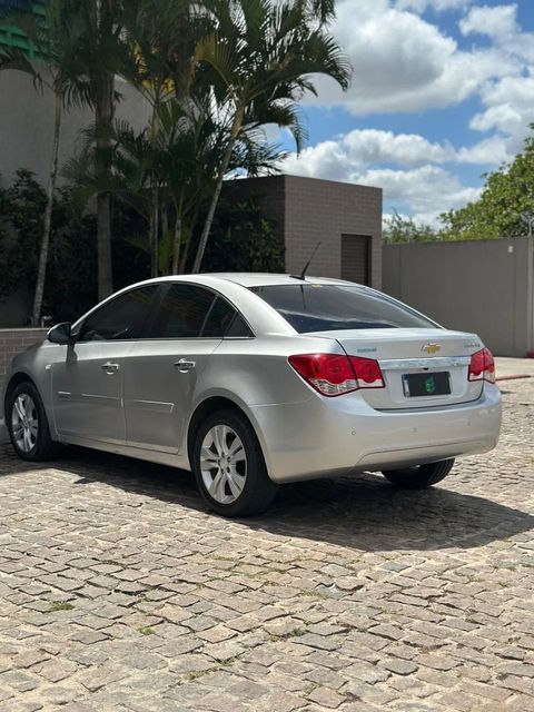 Chevrolet Cruze na cor prata, vista traseira em três quartos (foto 4 de 15)