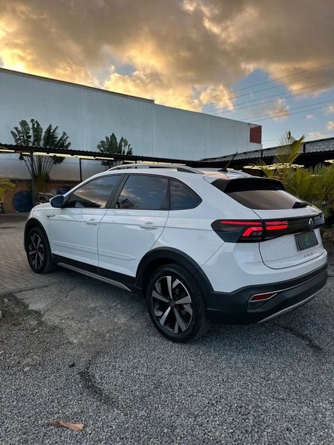 Volkswagen Nivus na cor branca, vista traseira em três quartos (foto 4 de 16)