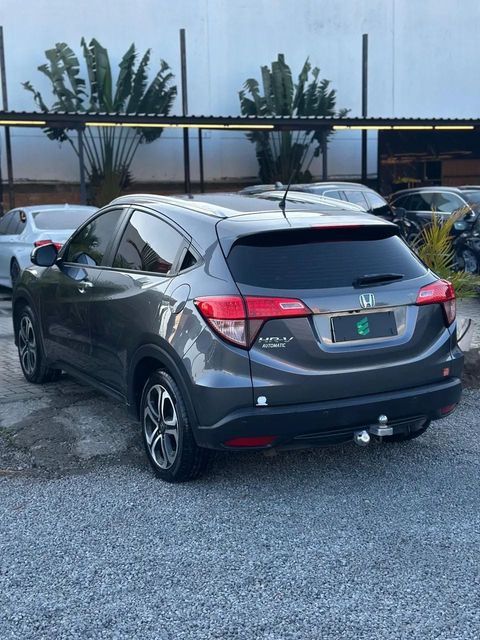 Honda HR-V na cor cinza, vista traseira em três quartos (foto 3 de 14)