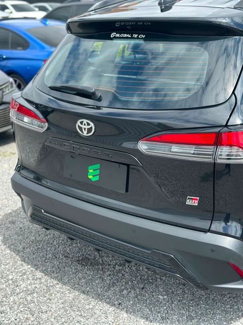 Toyota Corolla Cross na cor preta, vista de trás