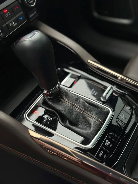 Jeep Commander, console central e alavanca de câmbio