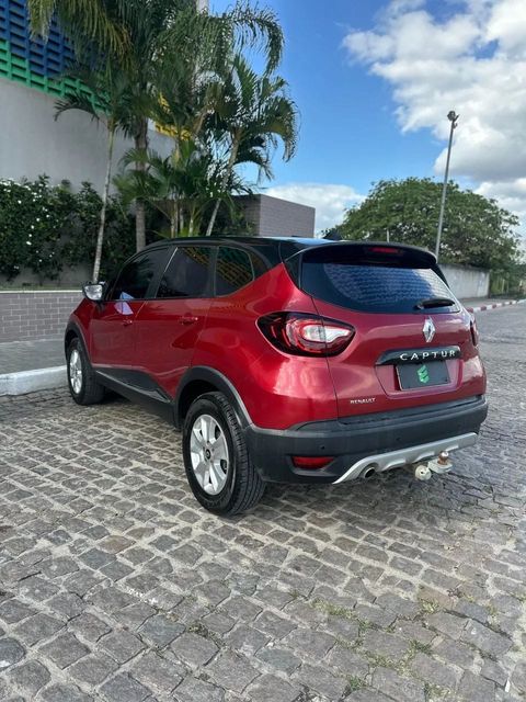 Renault Captur na cor vermelha, vista traseira em três quartos (foto 5 de 14)
