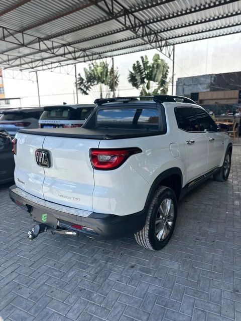 Fiat Toro na cor branca, vista traseira em três quartos (foto 6 de 13)