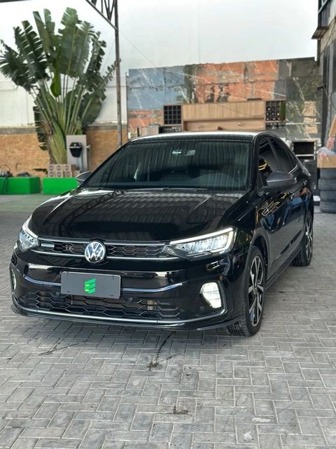 Volkswagen Virtus na cor preta, vista dianteira em três quartos (foto 6 de 15)