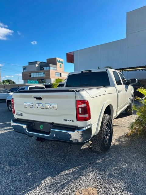 Ram 3500 na cor branca, vista traseira em três quartos (foto 6 de 19)