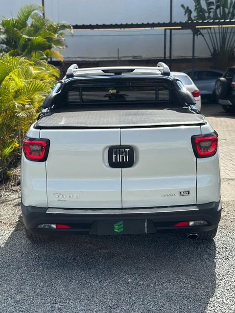 Fiat Toro na cor branca, vista de trás