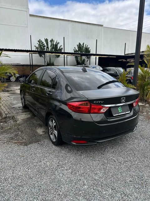 Honda City na cor cinza-escuro, vista traseira em três quartos (foto 5 de 14)