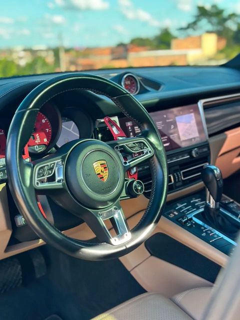 Porsche Macan, volante e quadro de instrumentos