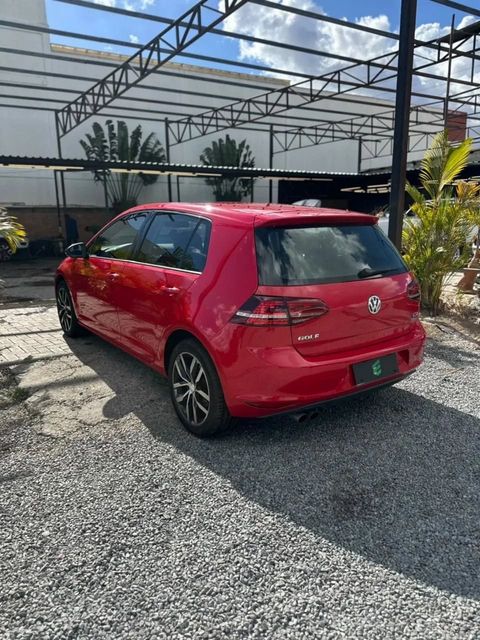 Volkswagen Golf na cor vermelha, vista traseira em três quartos (foto 4 de 16)