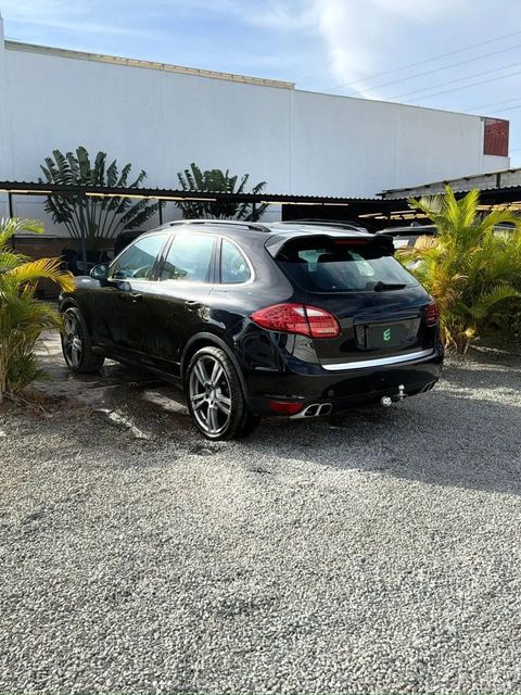 Porsche Cayenne na cor preta, vista traseira em três quartos (foto 6 de 18)