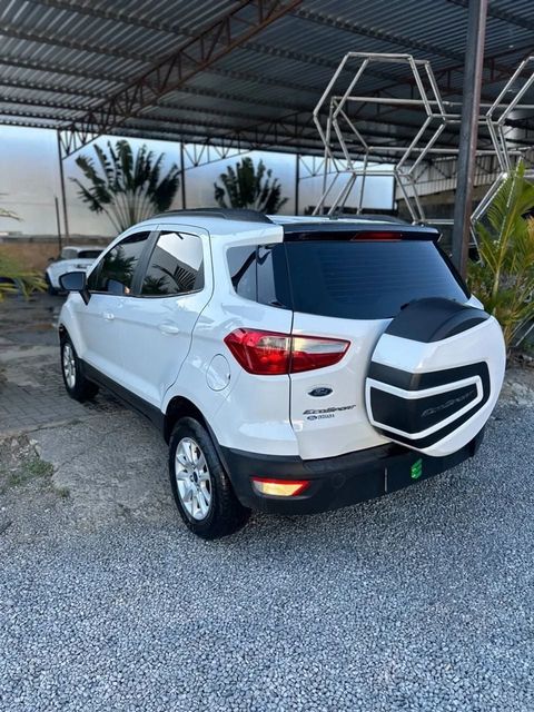 Ford EcoSport na cor branca, vista traseira em três quartos (foto 6 de 13)