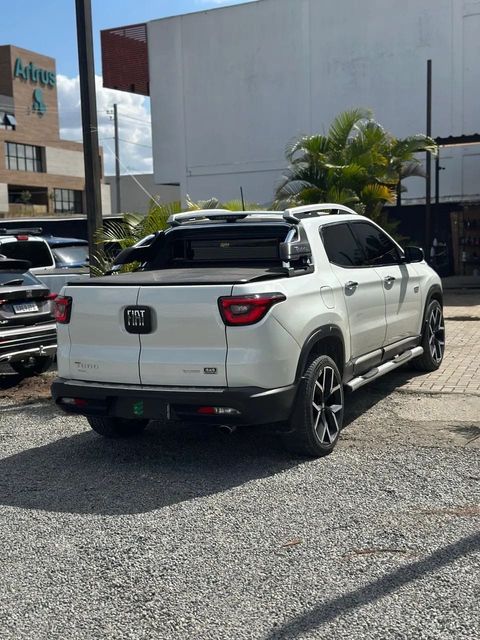 Fiat Toro na cor branca, vista traseira em três quartos (foto 5 de 13)