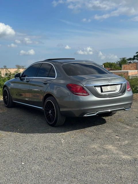 Mercedes-Benz C 200 na cor cinza, vista traseira em três quartos (foto 4 de 17)