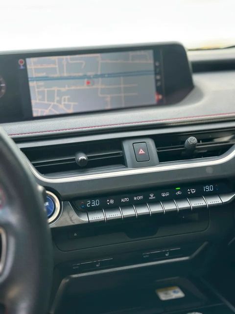 Lexus UX 250h, central multimídia e comandos do painel