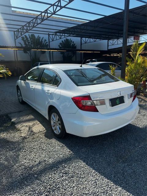 Honda Civic na cor branca, vista traseira em três quartos (foto 6 de 14)