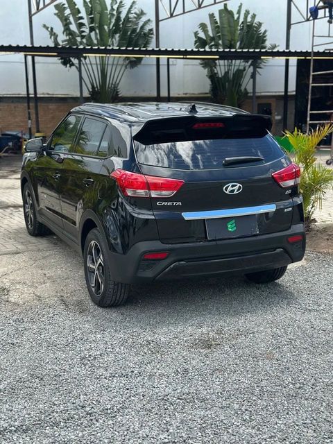 Hyundai Creta na cor preta, vista traseira em três quartos (foto 5 de 15)