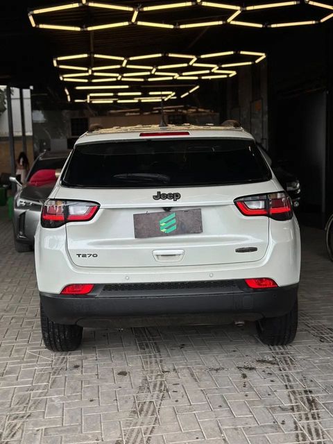 Jeep Compass na cor branca, vista de trás