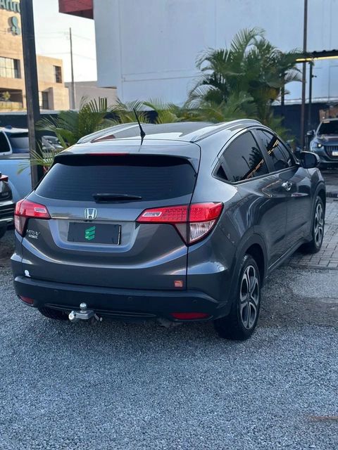 Honda HR-V na cor cinza, vista traseira em três quartos (foto 4 de 14)