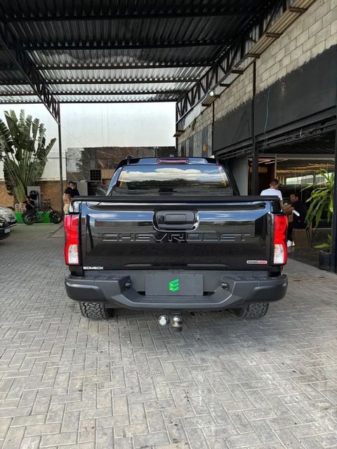 Chevrolet S10 na cor preta, vista de trás