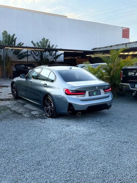 BMW 320i na cor cinza, vista traseira em três quartos (foto 6 de 16)