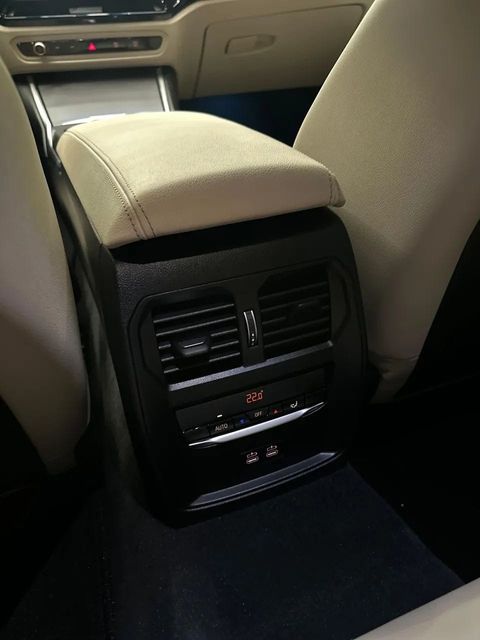 BMW 320i, saídas de ar para o banco traseiro