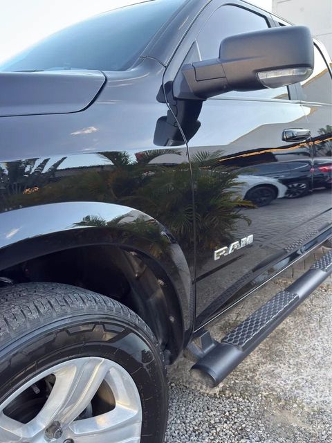 Ram Classic na cor preta, vista lateral (foto 7 de 20)